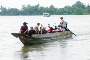 chiem-bao-di-do-qua-song