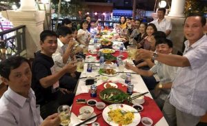 Mơ thấy ăn uống cùng bạn bè